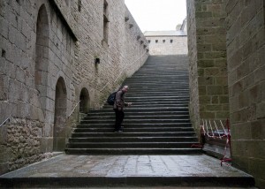 _LEP1017  - Même rendue au pied de l'abbaye, il y a d'autres marches... bon, bin une à la fois...