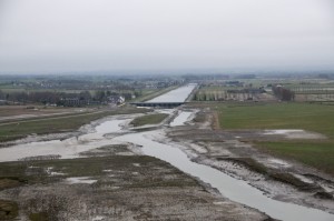 _LEP1025 - Vue du barrage qui régularise l'eau des terres alimenter par les marées...