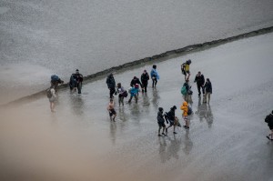 _LEP1106 - De jeunes intrépides qui s'aventurent sur les sables mouvants avant la montée de la maréerée