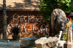 Sur le magasin général [Maison du Parc], le nom écrit avec des bois des cerfs, qui tombent à chaque année. Je suis sure qu'il n'en manque pas...