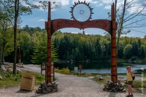 Le lac des truites et aussi la découverte des 11 Premières Nations du Québec représentées par des totems réalisés par un artiste sculpteur amérindien, Denis Charrette.